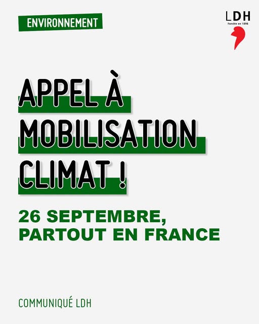 Visuel du communiqué de la LDH : sur fond gris clair, l'étiquette verte « Environnement », le logo LDH fondé en 1898 et sa virgule rouge, puis en grandes capitales soulignées de vert « Appel à mobilisation climat ! », et en vert « 26 septembre, partout en France ». En bas : « Communiqué LDH ».